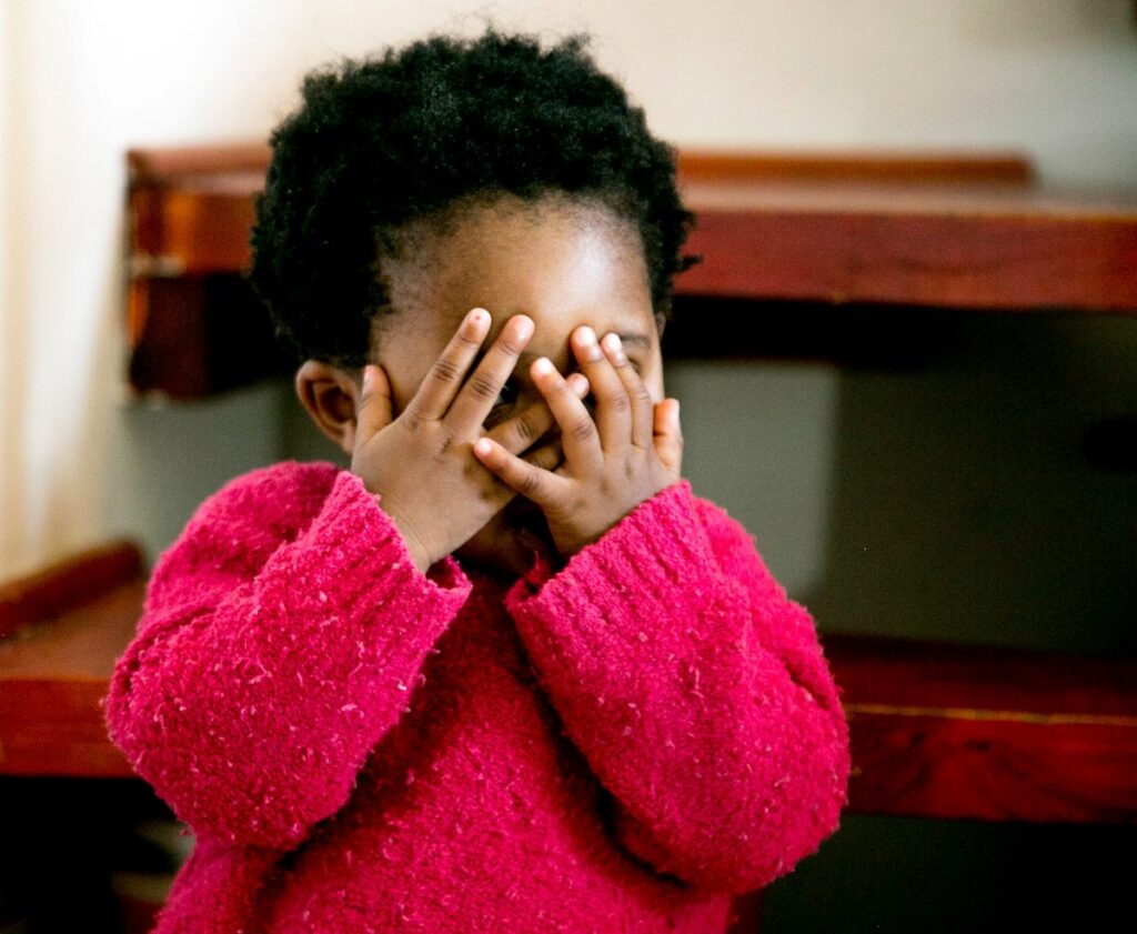 Ein kleines Mädchen hält sich die Hände vor das Gesicht, passend zum Thema ausverkaufte Kinder-Events in Wien, kuratiert auf fini.wien.